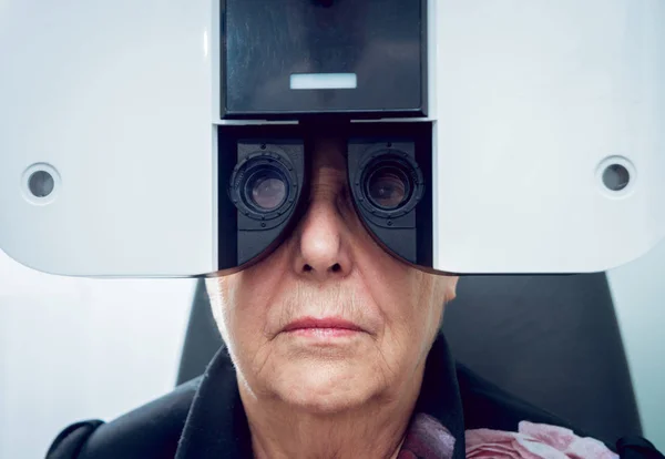 Senior Vrouw Controleren Haar Visie Met Oogarts Medische Apparatuur Coreometry — Stockfoto