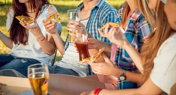 Fröhliche Freunde Beim Picknick Park Beim Pizzaessen — Stockfoto