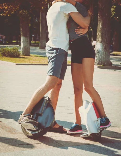 Giovane Coppia Caucasica Cavalcando Segway Nel Parco — Foto Stock