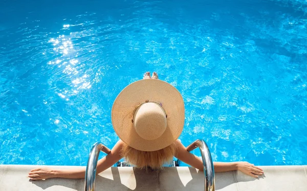 Jonge Vrouw Relaxen Aan Het Zwembad — Stockfoto