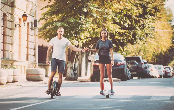 Jovem Casal Caucasiano Montando Segways Através Cidade — Fotografia de Stock