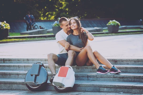 Jovem Casal Caucasiano Montando Segways Parque — Fotografia de Stock