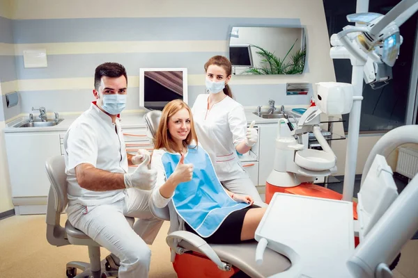 歯科医院で医師と若い白人女性 医療機器 — ストック写真