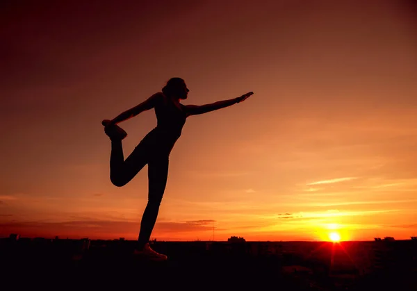 Chica Joven Practicando Yoga Techo Atardecer — Foto de Stock