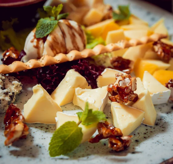 peynir çeşitli eklemelerle tabağa dilimlenmiş