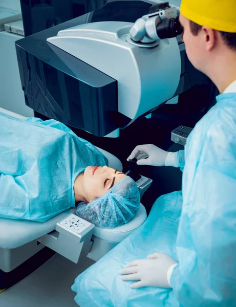 Young Woman Checking Her Vision Ophthalmologist Medical Equipment — Stock Photo, Image