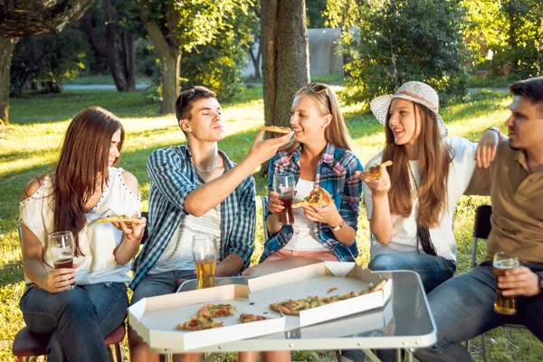 Vrolijke Vrienden Picknick Het Park Eten Van Pizza — Stockfoto