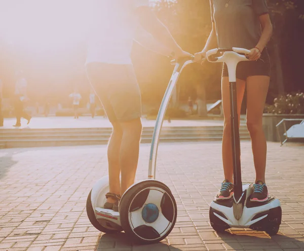 Joven Pareja Caucásica Montando Segways Parque — Foto de Stock