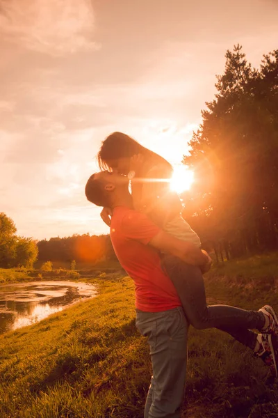 Giovane Coppia Avendo Buon Tempo Tramonto Nel Parco — Foto Stock