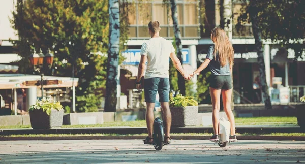 Joven Pareja Caucásica Montando Segways Través Ciudad —  Fotos de Stock