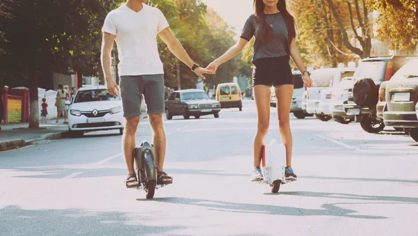 Joven Pareja Caucásica Montando Segways Través Ciudad —  Fotos de Stock