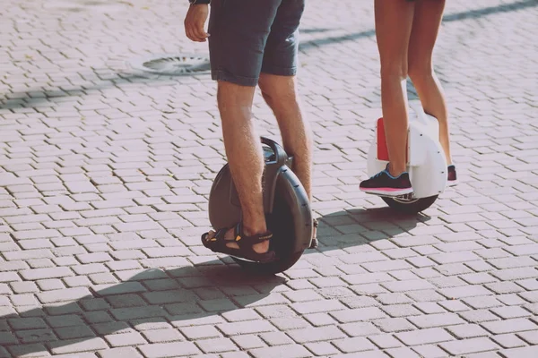 Jovem Casal Caucasiano Montando Segways Através Cidade — Fotografia de Stock