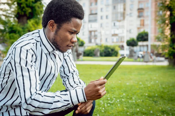 Junger Afrikaner Mit Tablet Grünen Stadtpark — Stockfoto