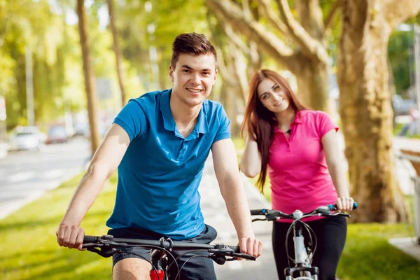 Young Caucasian Couple Cycling Green Bicycle Lane Sunny Day — Stock Photo, Image