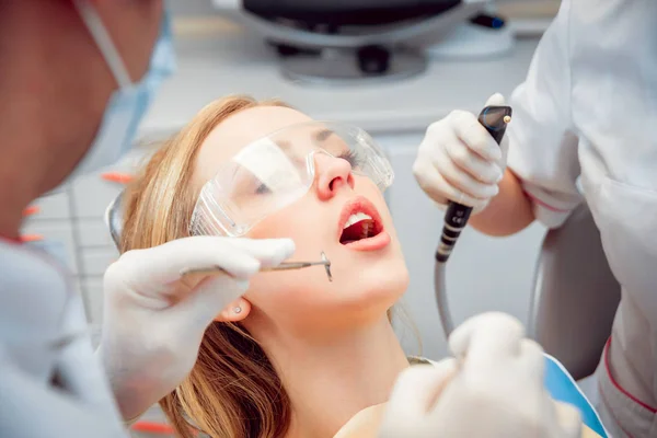 Una Giovane Donna Nello Studio Dentistico Attrezzature Mediche — Foto Stock