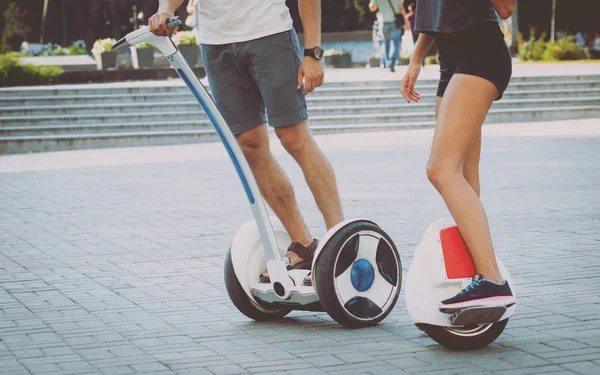 Joven Pareja Caucásica Montando Segways Parque —  Fotos de Stock