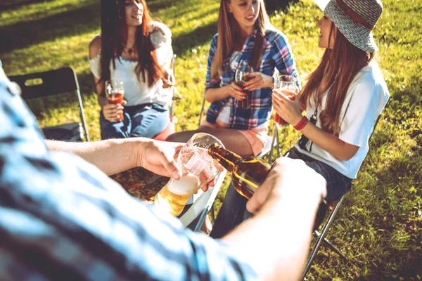 Vrolijke Kaukasische Vrienden Picknick Het Park Glimlachend Praten — Stockfoto