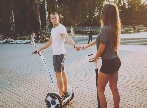 Tineri Caucazieni Cuplu Echitatie Segways Parc — Fotografie, imagine de stoc