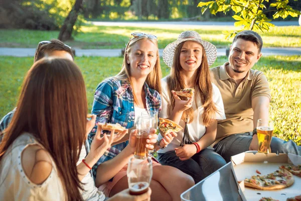 Fröhliche Freunde Beim Picknick Park Lächeln Und Reden — Stockfoto