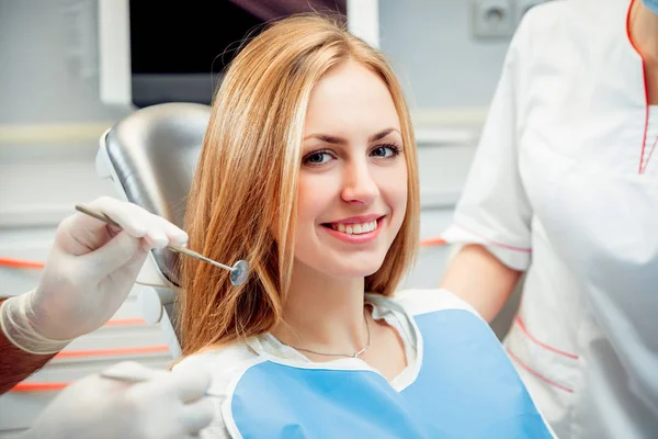 Genç Kadın Diş Ofiste Gülümsedi Tıbbi Donatımı — Stok fotoğraf