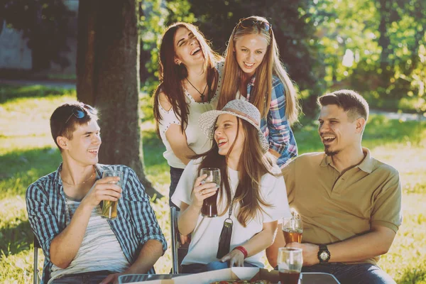 Vrolijke Vrienden Picknick Het Park Glimlachend Praten — Stockfoto