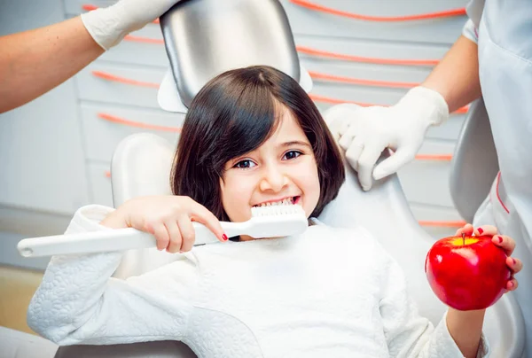 Kleines Fröhliches Mädchen Mit Wippenden Dunklen Haaren Zahnklinik — Stockfoto