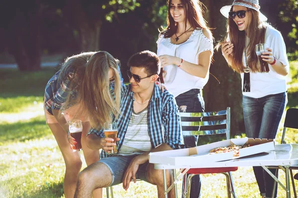 Ami Caucasien Joyeux Sur Pique Nique Dans Parc Sourire Parler — Photo