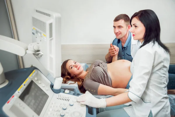 Doctora Joven Embarazada Paciente Con Marido Equipo Ultrasonido Diagnósticos Sonografía — Foto de Stock