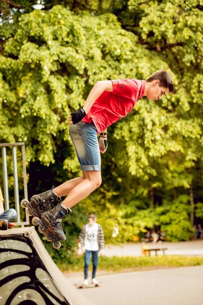 Genç silindir skatepark hileler yapıyor