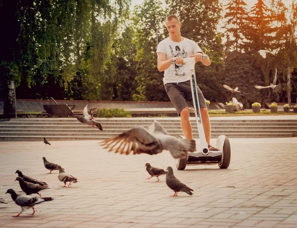 Jovem Caucasiano Homem Montando Segway Parque Cidade — Fotografia de Stock