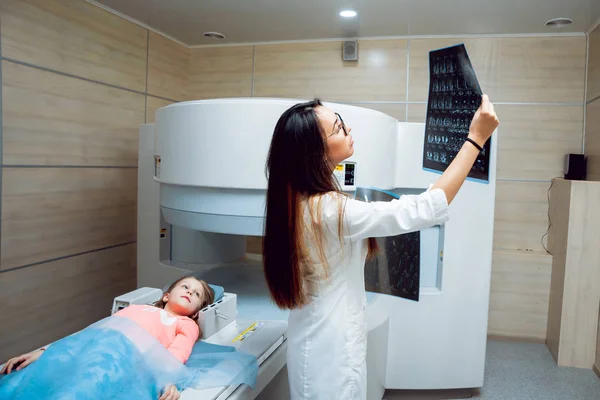 Jovem Médica Pequena Paciente Sala Ressonância Magnética Hospital Equipamento Médico — Fotografia de Stock