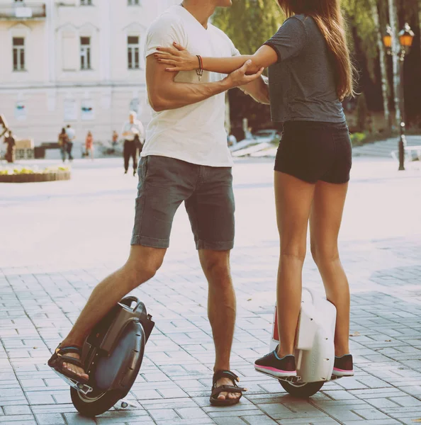 Jovem Casal Caucasiano Montando Segways Através Cidade — Fotografia de Stock