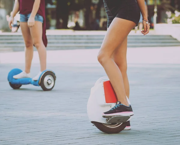 Chicas Jóvenes Segways Parque —  Fotos de Stock