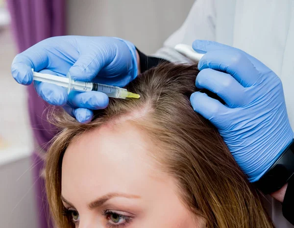 Şevval Özçelik Güzellik ve estetik tıp Kliniği hastada. Enjeksiyon.