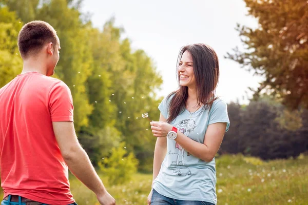 Coppia Giovane Con Dente Leone Nel Parco — Foto Stock