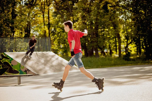 Jeune Rouleau Faisant Des Tours Dans Skatepark — Photo