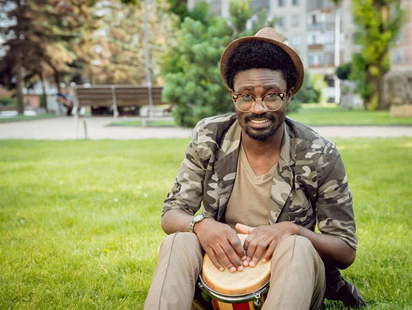 Молодий Африканський Чоловік Капелюсі Барабаном Зеленому Парку — стокове фото