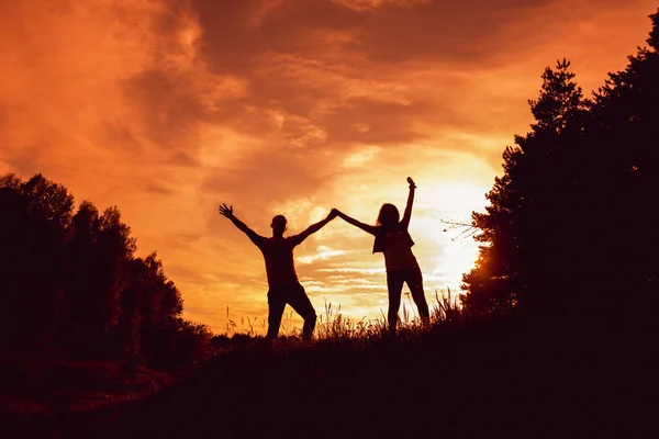 Pareja Joven Pasando Buen Rato Atardecer Parque — Foto de Stock