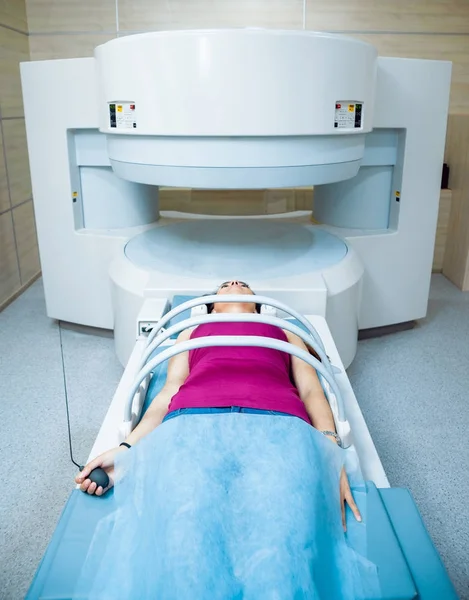 Weibliche Kaukasische Ärztin Und Femele Middle Eastern Patientin Mri Zimmer — Stockfoto