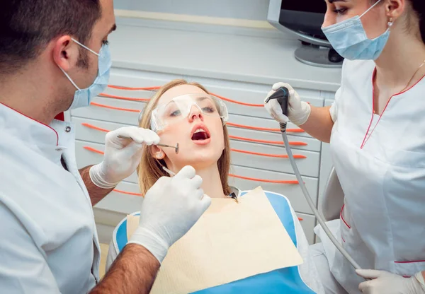 Giovane Donna Caucasica Con Dottori Nello Studio Dentistico Attrezzature Mediche — Foto Stock