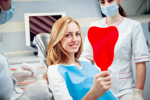 Genç Kadın Ile Diş Ofiste Gülümsedi Tıbbi Donatımı — Stok fotoğraf
