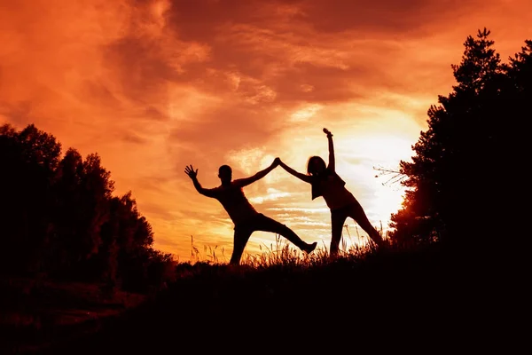 Pareja Joven Pasando Buen Rato Atardecer Parque — Foto de Stock