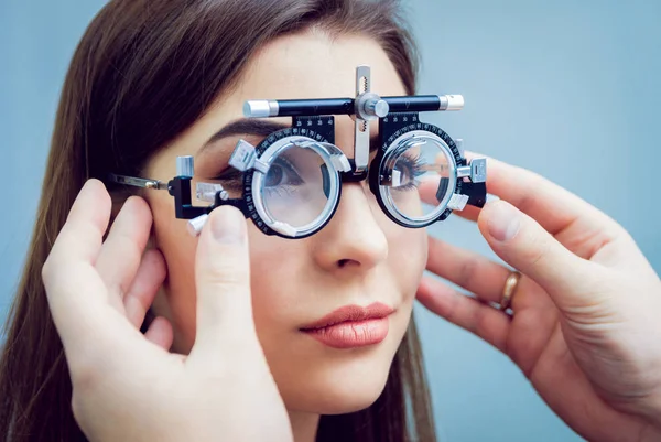 Nuori Nainen Tarkistamassa Näköään Silmälääkärin Kanssa Lääkintälaitteet — kuvapankkivalokuva