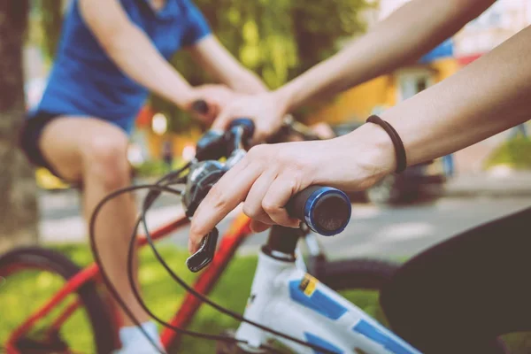 Jovem Casal Caucasiano Ciclismo Pista Bicicleta Verde Dia Ensolarado — Fotografia de Stock