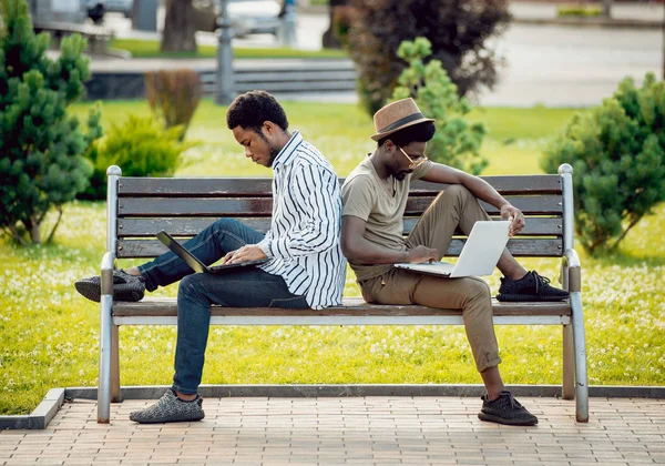 Zwei Afrikanische Studenten Mit Laptops Grünen Park — Stockfoto