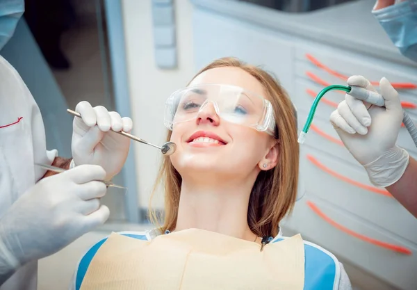Νεαρή Γυναίκα Στον Οδοντίατρο Ιατρικός Εξοπλισμός — Φωτογραφία Αρχείου