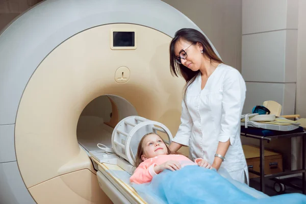 在医院的 Mri 年轻的女医生和小女孩的病人 医疗设备 — 图库照片