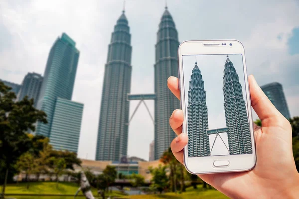 Kuala Lumpur Malajzia Kuala Lumpur 2016 Petronas Ikertornyok Fotót Telefon — Stock Fotó