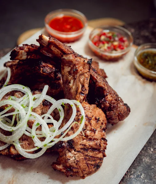 Côtes Grillées Aux Oignons Sauses — Photo