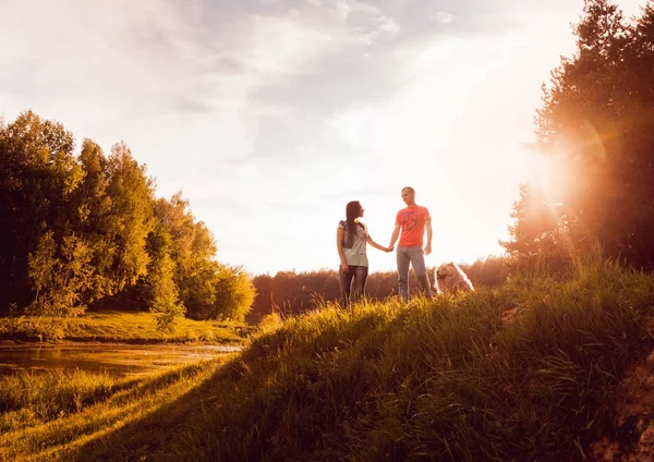 Pareja Joven Con Perro Chow Chow Paseando Por Parque Divirtiéndose —  Fotos de Stock